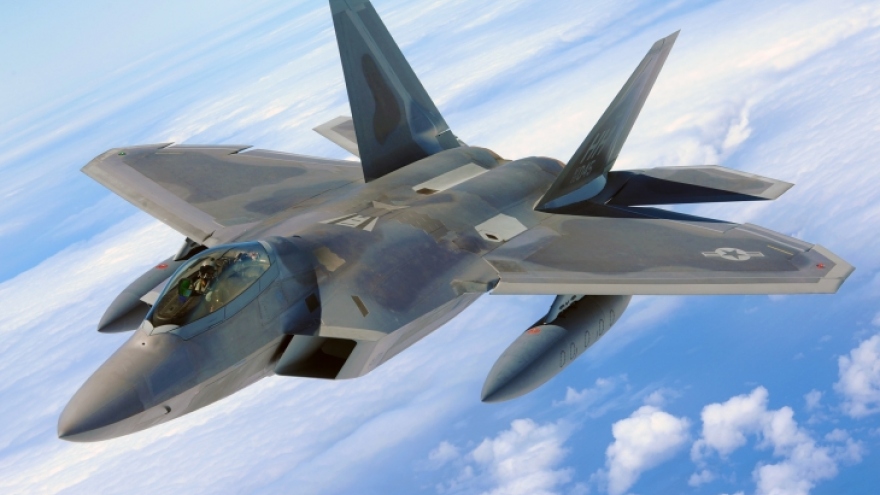 Tiêm kích F-22 của Mỹ bất ngờ lộ diện với bộ giáp “trong như gương”