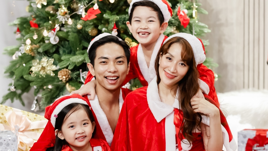 Vợ chồng Khánh Thi mở tiệc Giáng sinh cho hai con tại nhà