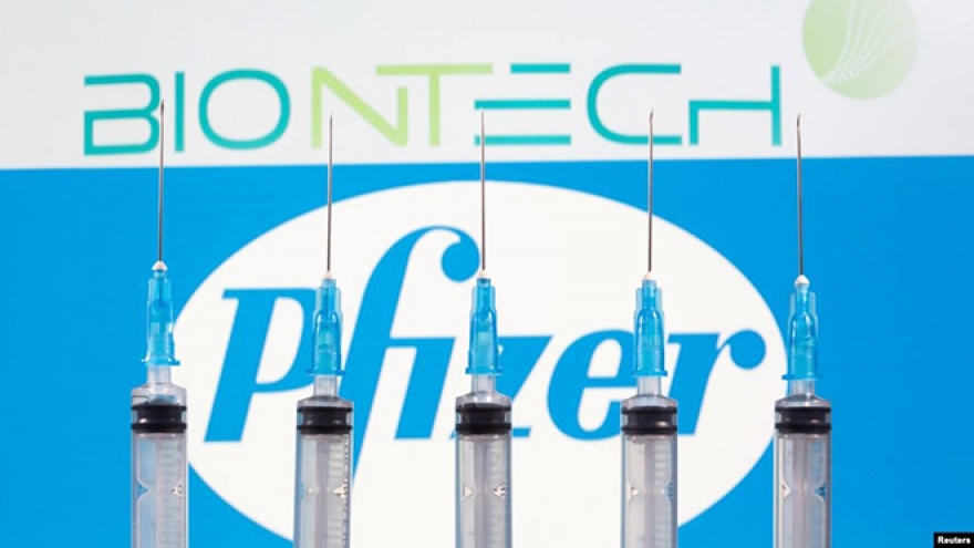 Pfizer, BioNTech tuyên bố có thể trung hòa Omicron với 3 liều vaccine