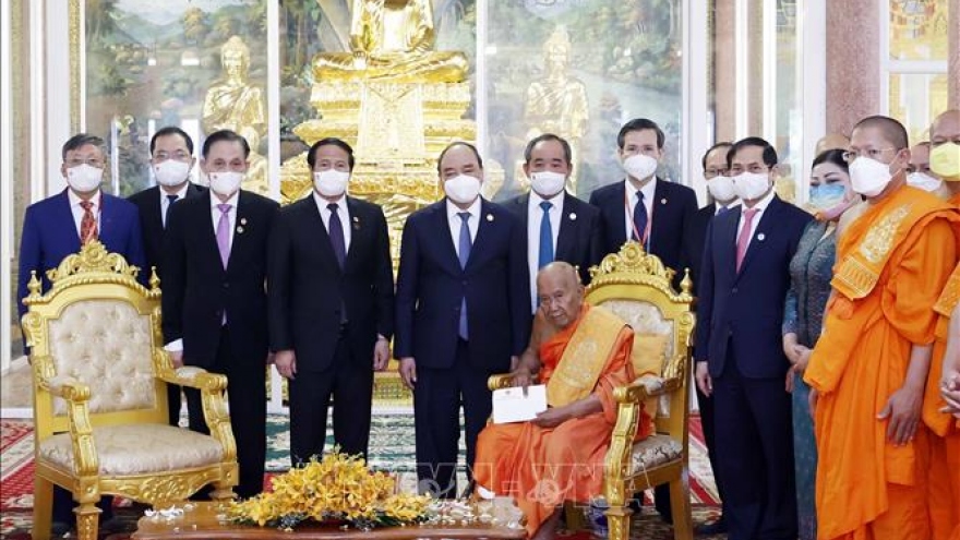 Chủ tịch nước Nguyễn Xuân Phúc thăm các vị Đại tăng thống Campuchia