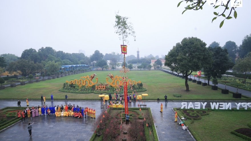 Dựng cây nêu đón Tết tại Hoàng thành Thăng Long