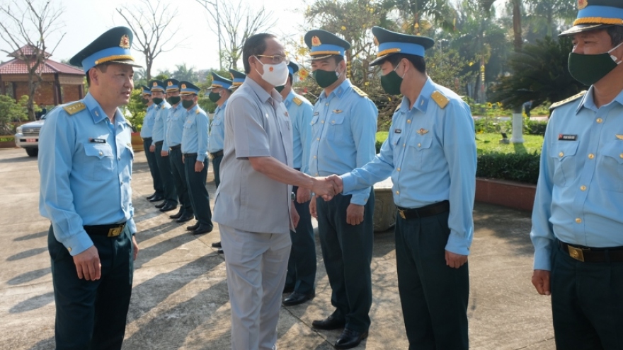 Phó Chủ tịch Quốc hội Trần Quang Phương thăm, chúc Tết Quân khu 5