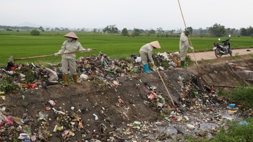 Đổ rác trong công trình thủy lợi bị phạt tới 80 triệu đồng