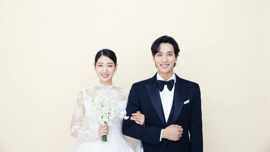 Ngắm loạt ảnh cưới của Park Shin Hye và bạn trai kém tuổi Choi Tae Joon