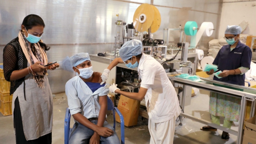 Ấn Độ bắt đầu tiêm vaccine ngừa COVID-19 cho người từ 15-18 tuổi