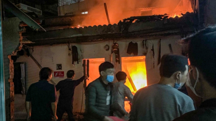 Giữa đêm đưa thi thể 2 nạn nhân vụ nổ lớn ở Hà Nội ra ngoài