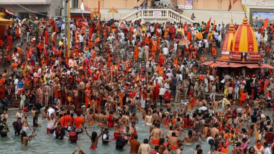 Dịch Covid-19 phức tạp, gần 1 triệu tín đồ Hindu ở Ấn Độ vẫn tắm sông Hằng