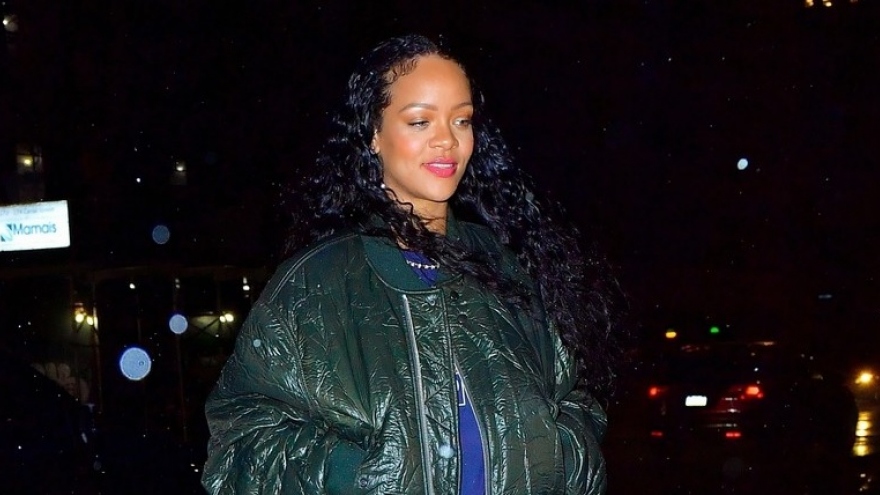 Rihanna tết tóc cầu kỳ, trang điểm nhẹ nhàng đi ăn tối trong tiết trời giá lạnh