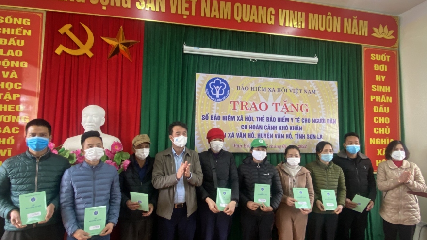 Tặng thẻ BHYT, sổ BHXH, trao quà - mang Tết ấm đến với người nghèo tỉnh Sơn La