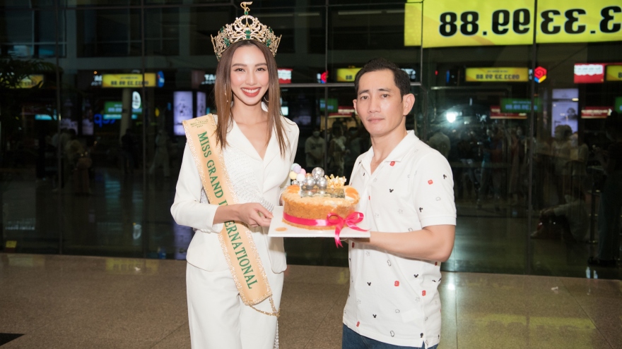 Cha ruột Hoa hậu Thùy Tiên mang bánh bông lan trứng muối ra tận sân bay đón con gái