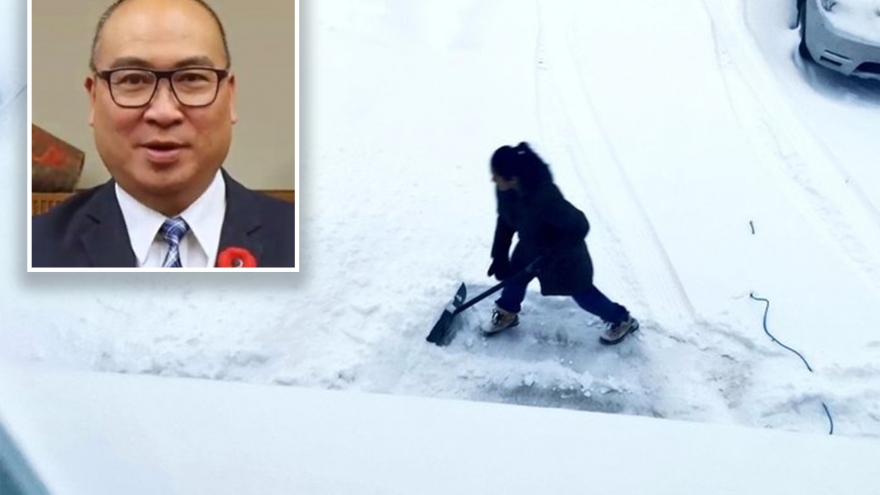 Chính trị gia Canada hứng chỉ trích vì đăng ảnh vợ dọn tuyết sau ca trực 12 tiếng