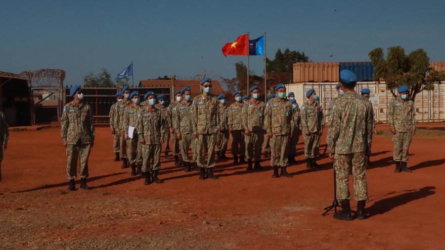 Lính mũ nồi xanh Việt Nam chào cờ đón năm mới tại Nam Sudan