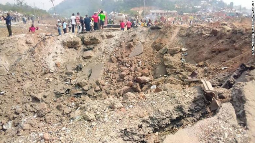 Xe tải phát nổ tạo hố rộng 20m, khiến gần 200 người thương vong ở Ghana