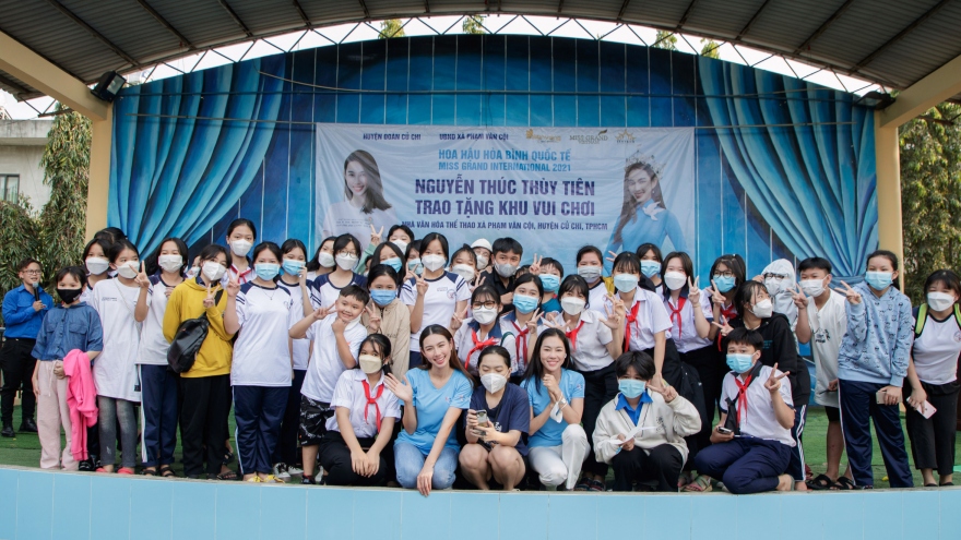 Hoa hậu Thùy Tiên được fan nhí “vây kín” khi làm từ thiện tại Củ Chi