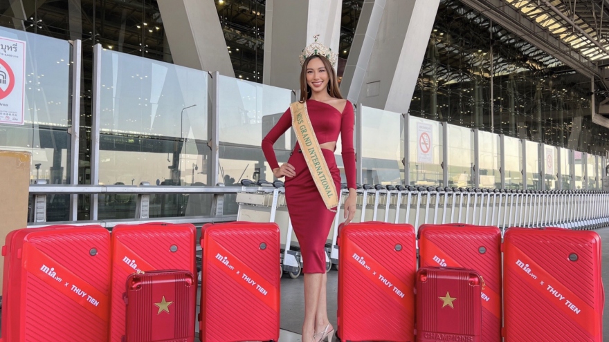 Hoa hậu Thùy Tiên diện váy rực rỡ, mang theo 8 kiện hành lý về Việt Nam