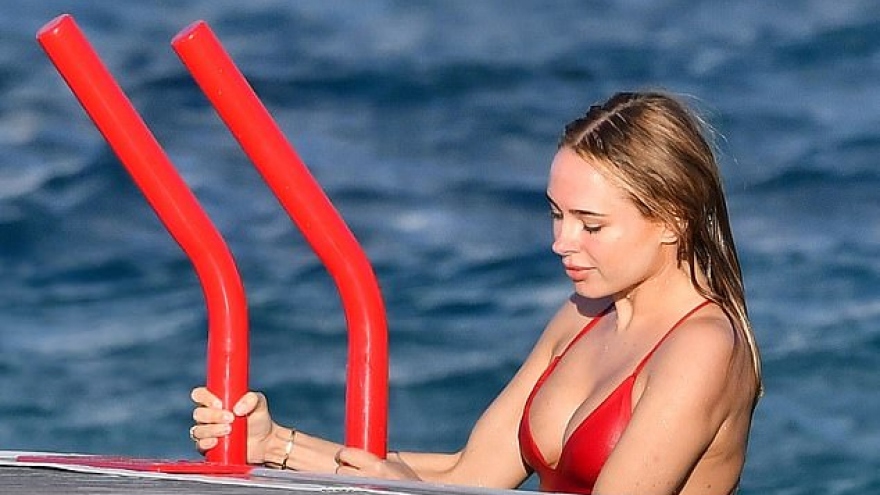 "Chân dài" Kimberley Garner đẹp cuốn hút với áo tắm đỏ rực