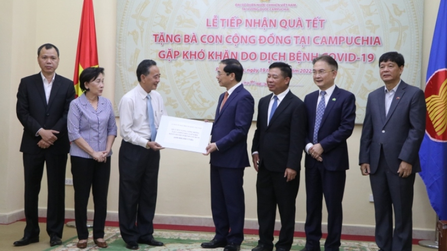 Bộ trưởng Bùi Thanh Sơn trao quà Tết cho cộng đồng tại Campuchia gặp khó khăn vì Covid-19