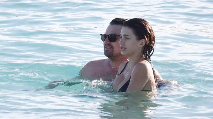 Bạn gái Leonardo DiCaprio diện bikini gợi cảm, thả dáng cuốn hút trên bãi biển