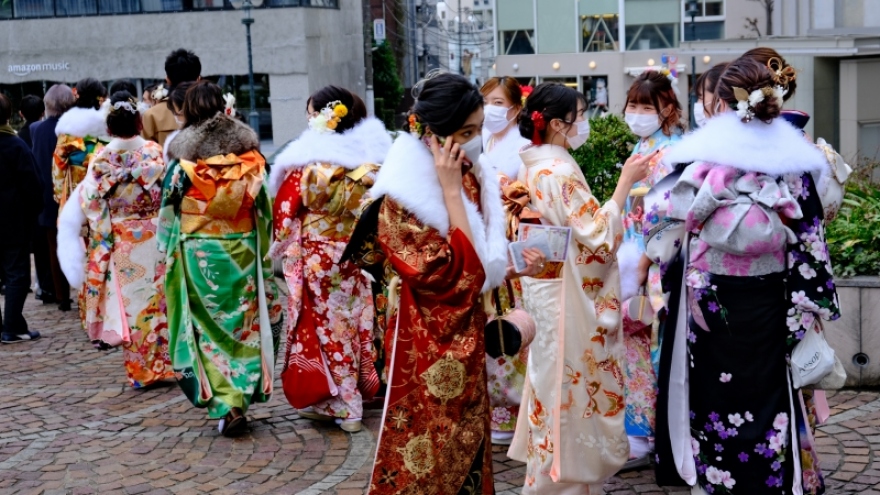 Nhật Bản thận trọng tổ chức "lễ thành nhân" khi số ca mắc Covid-19 tăng chóng mặt