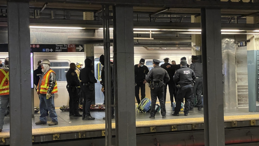 Người phụ nữ gốc Á bị đẩy vào tàu điện ngầm đang lao tới