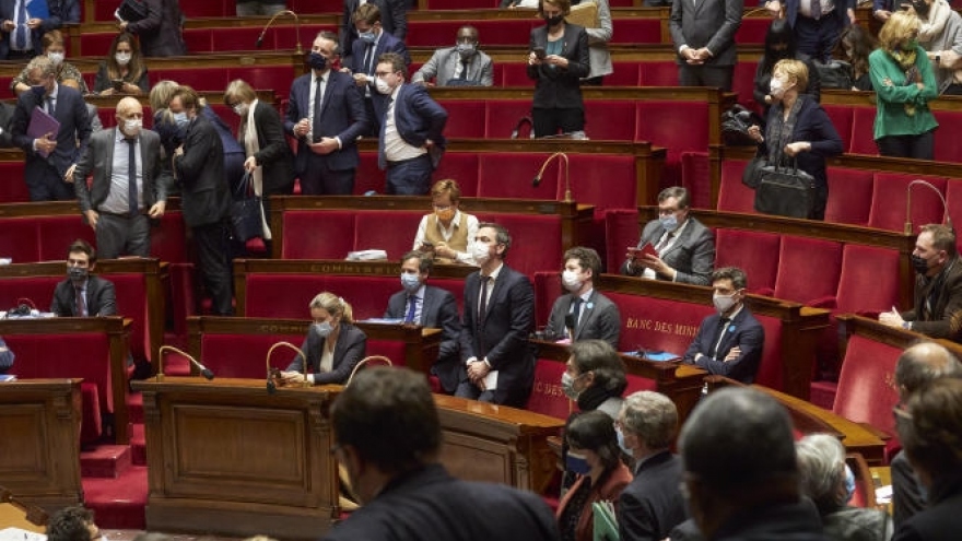 Quốc hội Pháp thông qua dự luật “thẻ vaccine” 