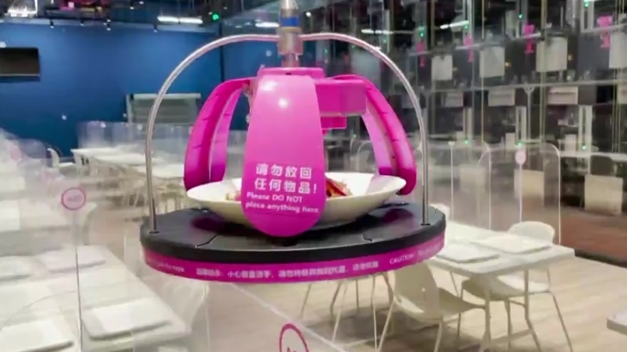 Ấn tượng robot phục vụ món ăn chuyên nghiệp và an toàn tại nhà hàng Trung Quốc