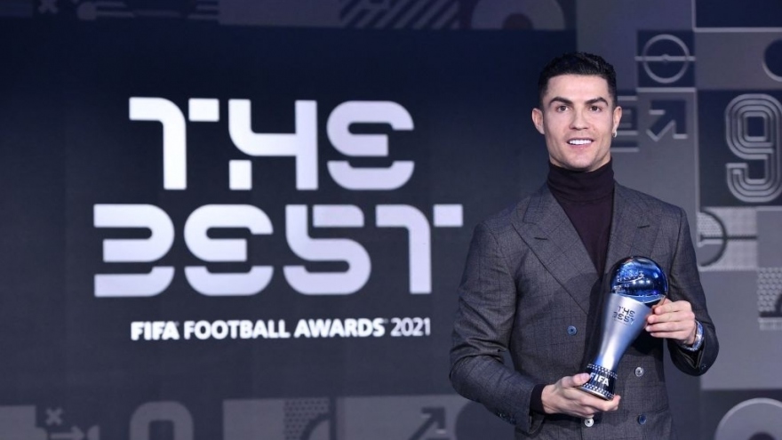 Ronaldo xúc động khi nhận giải thưởng “đặc biệt” ở The Best 2021