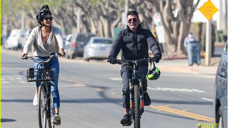 "Ông trùm" Simon Cowell lấy lại phong độ, vui vẻ đạp xe cùng bạn gái