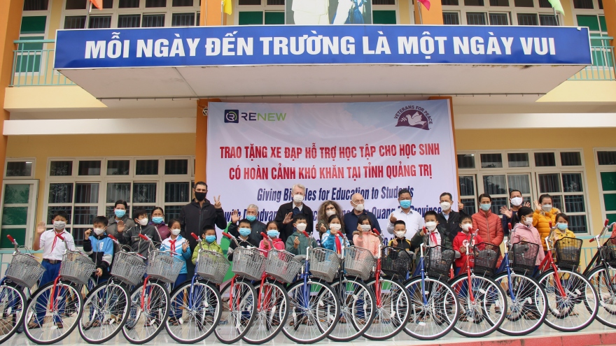 Cựu chiến binh Mỹ VFP tặng xe đạp cho học sinh nghèo ở Quảng Trị