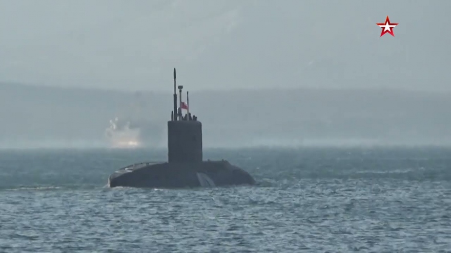 Tàu ngầm Nga phóng tên lửa hành trình Kalibr từ dưới nước