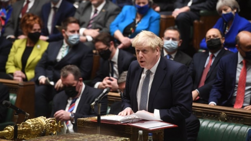 Thừa nhận vi phạm quy định phong tỏa, Thủ tướng Anh đối mặt nguy cơ mất chức