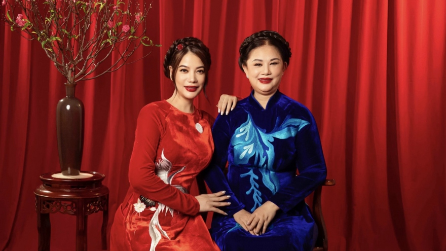Trương Ngọc Ánh cùng mẹ và con gái diện áo dài Tết 
