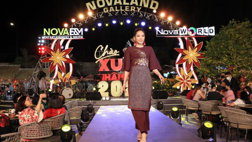 Gạt bỏ những thị phi, Hoa hậu Đặng Thu Thảo tự tin sải bước trên sàn catwalk
