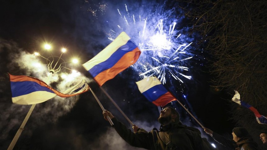 Người dân Donetsk và Lugansk đổ xuống đường ăn mừng sự công nhận của Nga