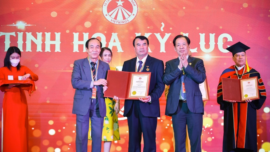 Tiến sĩ Phạm S - Phó Chủ tịch UBND tỉnh Lâm Đồng được vinh danh kỷ lục gia thế giới