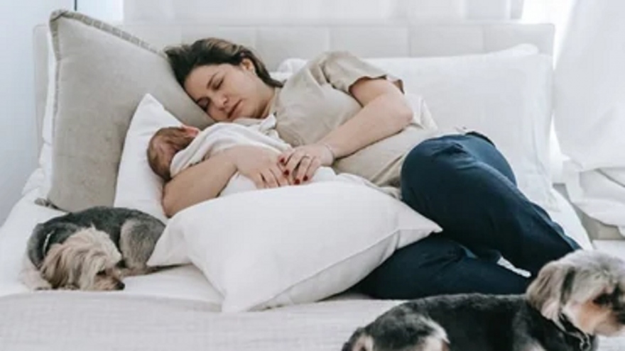 Những mẹo giúp các bà mẹ mới sinh con ngủ ngon hơn