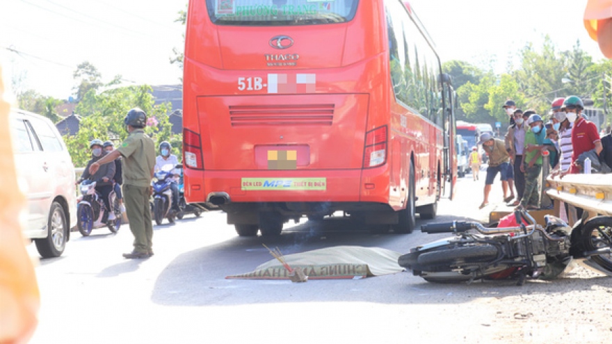 Xe khách gây tai nạn chết người, quốc lộ 20 qua tỉnh Lâm Đồng kẹt cứng