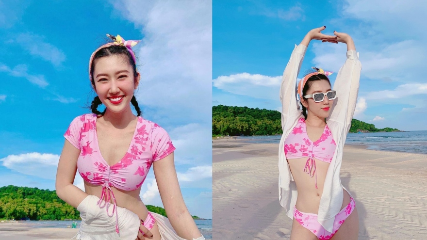 Chuyện showbiz: Thúy Ngân diện bikini, thả dáng cuốn hút trên bãi biển