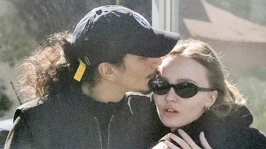 Ái nữ nhà Johnny Depp diện đồ đồng điệu đi ăn trưa cùng bạn trai