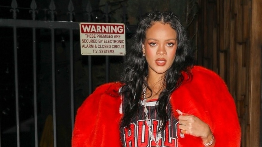Ca sĩ Rihanna trang điểm xinh đẹp, diện đồ hiệu đi ăn tối