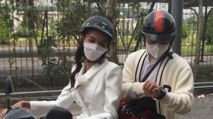 Hoa hậu Thùy Tiên diện đồ thanh lịch, tự lái xe máy chở trợ lý đi dự sự kiện