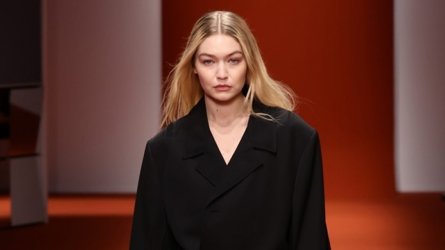 Gigi Hadid tái xuất ấn tượng trên sàn catwalk sau khi chia tay bạn trai Zayn Malik