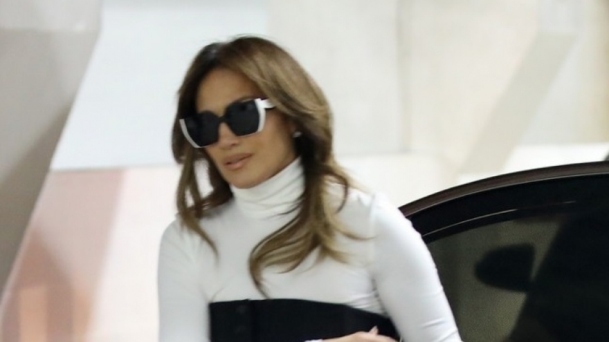 Jennifer Lopez xinh đẹp đi chơi bowling cùng bạn trai và các con riêng