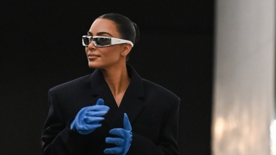Hết "mốt" khoe nội y, Kim Kardashian "đổi gu" lên đồ kín đáo đi mua sắm