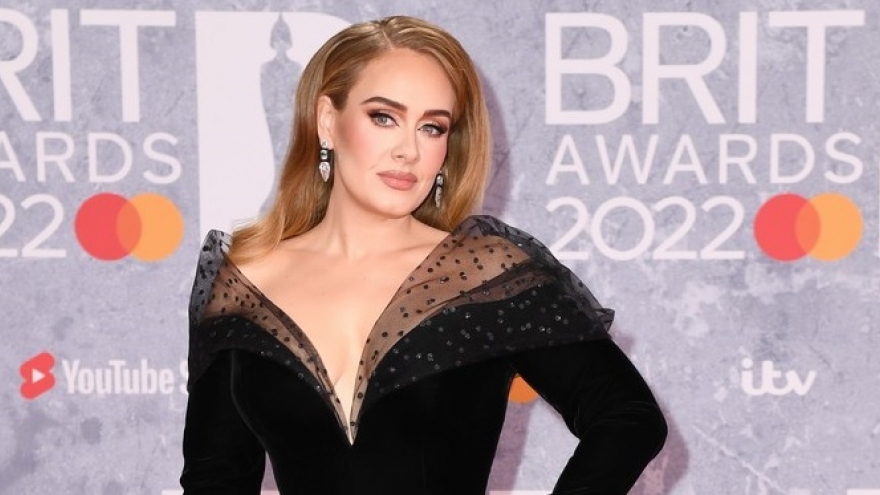 Adele đẹp quyến rũ trên thảm đỏ BRIT Awards 2022 giữa tin đồn đính hôn