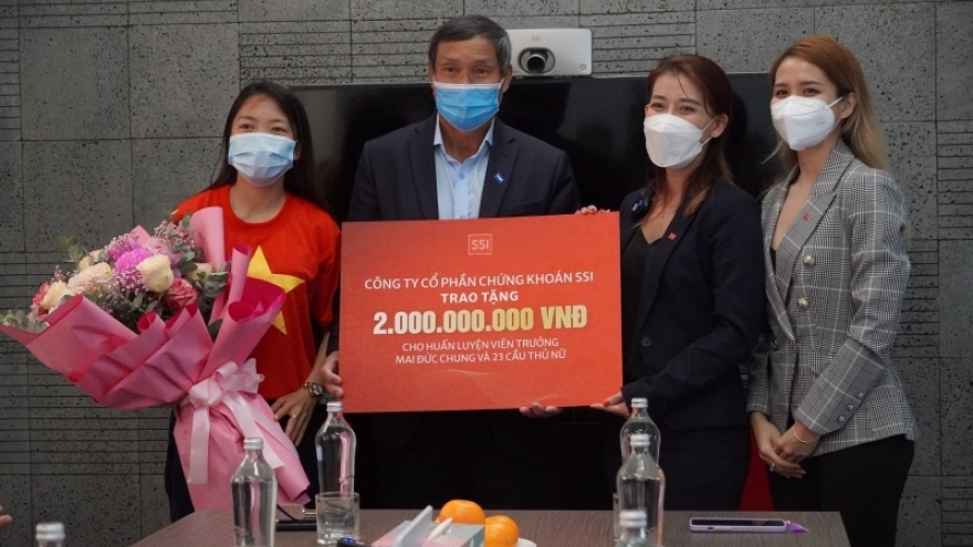 ĐT nữ Việt Nam được doanh nghiệp ở TP.HCM tặng thưởng 2 tỷ đồng