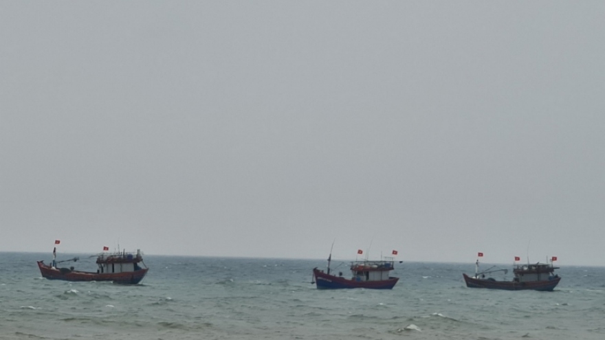 Sóng lớn đánh chìm tàu, 11 thuyền viên ở Quảng Bình được cứu kịp thời