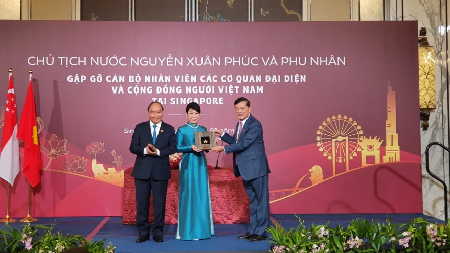 Chủ tịch nước Nguyễn Xuân Phúc gặp gỡ cộng đồng người Việt tại Singapore