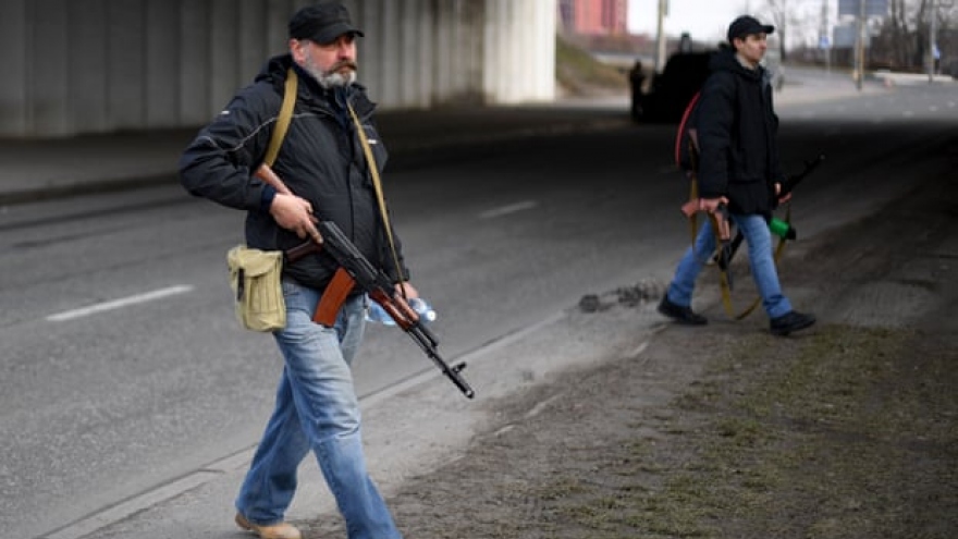 Người dân Ukraine cầm súng bảo vệ thủ đô Kiev