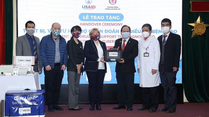 USAID trao tặng thêm thiết bị và thuốc điều trị bệnh lao cho Việt Nam